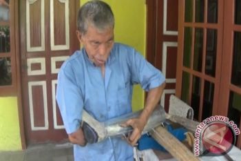 Penyandang disabilitas pembuat kaki dan tangan palsu