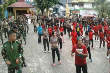 TNI-Polri di Fakfak olahraga bersama tingkatkan soliditas