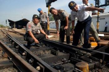 Antisipasi Sabotase, Polisi Cek Bantalan Rel KA