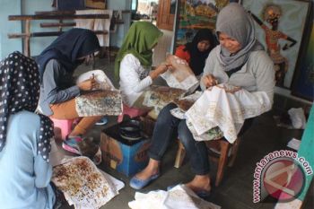 Mencanting batik