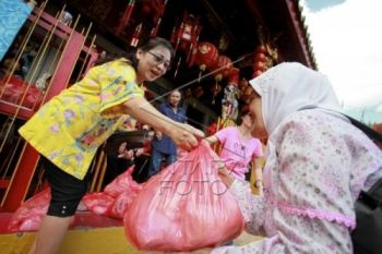 Sambut Imlek, Kelenteng Magelang Bagikan Sembako