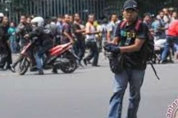 Pria Pelaku teror Bertopi Kaos Hitam Celana Jeans Bernama Afif
