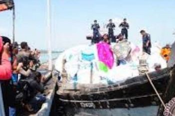Polair Amankan Ratusan Bal Pakaian Bekas di Kapal Tak Berawak 
