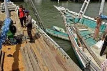 Kapal dengan 10 Ton Kayu Ilegal Tertangkap di Selat Padang