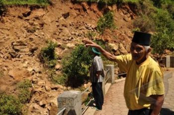 Tanah Bergerak Landa Desa Datar, Cilacap