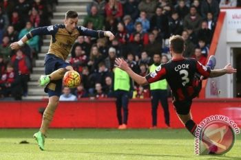Tekuk Bournemouth 2-0, Arsenal Geser City