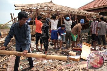Warga, TNI, dan Polisi Benahi 11 Rumah Korban Puting Beliung