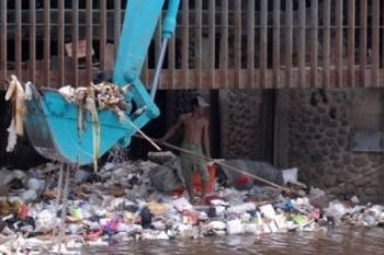 Khawatir Tersumbat, Pintu Bendung Wilalung Dibersihkan dari Sampah