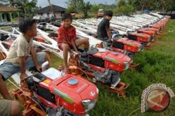 Sejumlah Kelompok Tani Mendapat Bantuan Alat Pertanian