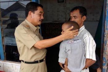 Wali Kota Metro kunjungi bocah sakit jantung