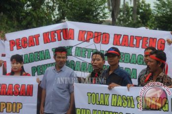 Ratusan Massa Tuntut Ketua KPU Kalteng Mundur 