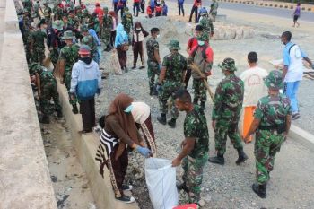 Korem PVT dan GMPI Sorong bersihkan kawasan "Tembok Berlin"