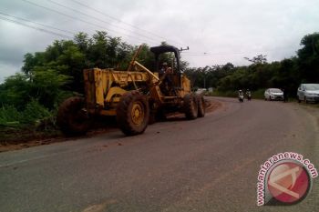 Jalan lintas tiga kabupaten di Sumsel diperbaiki 