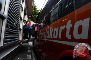 Ahok Ingin Seluruh Angkutan Umum Dilengkapi AC dan CCTV