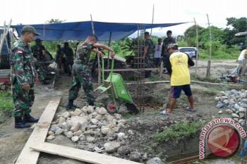 Masyarakat apresiasi TNI bantu pengecoran pondasi gereja 
