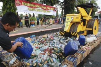 Ribuan Botol Miras Hasil Sitaan di Banyumas Dimusnahkan