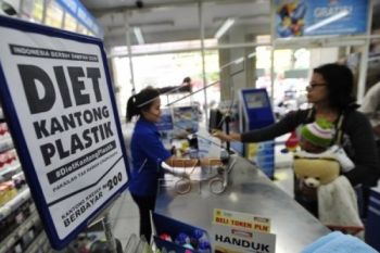 Toko Swalayan Berlakukan Kantong Plastik Berbayar