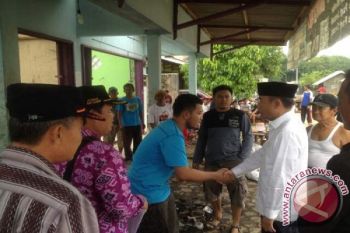 Bupati Waykanan bantu korban kebakaran