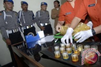 Puluhan Personel Polres Seruyan Jalani Tes Urine 
