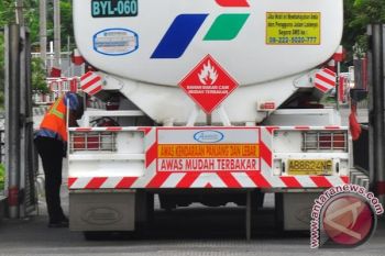 Pecah Ban, Truk Tangki Pengangkut BBM Nyaris Terbakar