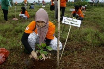 Mahasiswa UNS Diwajibkan Tanam Lima Batang Pohon