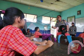 Polisi Masuk Sekolah Ajarkan Pelajar Taat Hukum 