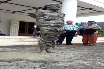 Warga Yogyakarta lakukan aksi mandi semen 