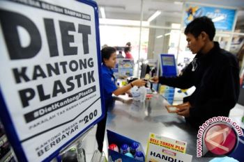 Plastik Berbahan Baku Singkong Alternatif Bawa Belanjaan