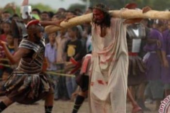 Prosesi Semana Santa di Larantuka, Bunda Maria Dipikul Menyambut Yesus