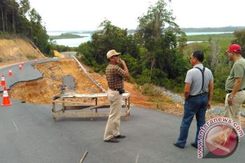 Jalan Longsor Sungai Tenam Tambah Parah