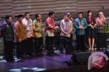 Wapres Serahkan "Bawaslu Award 2016"