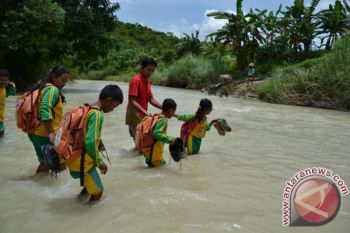 Sekolah Menyeberangi Sungai
