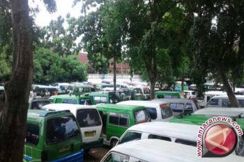 Mengharapkan Angkot Tetap Beroperasi  