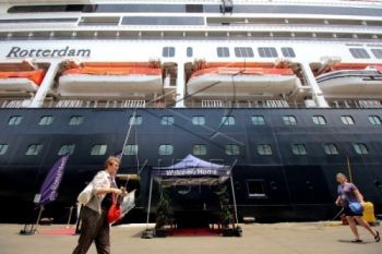 Kapal Pesiar Rotterdam Sandar di Tanjung Emas