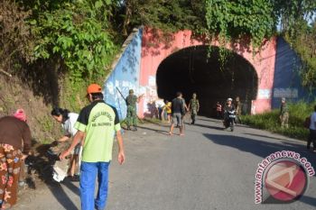 Prajurit Korem  bersama masyarakat bersihkan jalan 