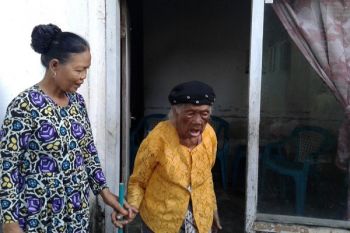 Kapan program pemerintah jangkau  ibu tua "sebatang kara"   ini ?