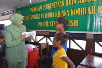 Persit Korem 173/PVB mengajar di Kampung Opyarep Biak