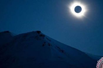 5 Orang ini Abadikan Gerhana Matahari dengan Lukisan