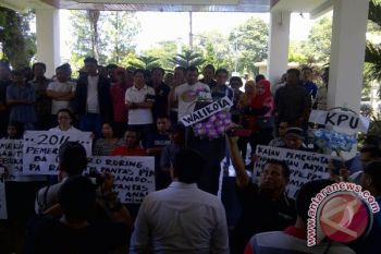 Ratusan Petugas Pelaksana Pilkada Manado Demo 