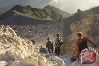 Liburan Nyepi, Ratusan Orang  Pendaki ke Puncak Merapi