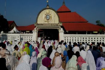 Jamaah Shalat Gerhana di Masjid Gedhe Kauman membludak 