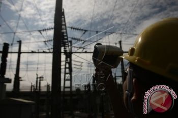 Warga Kendari Keluar Rumah Saat Gerhana Matahari