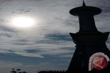 Warga Terharu Saksikan Suasana Gerhana Matahari