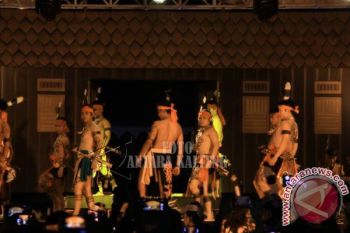 Ribuan Warga Saksikan Tarian Etnik Sambut GMT