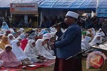 Warga Sigi Sholat GMT  Di Lapangan Desa Pakuli