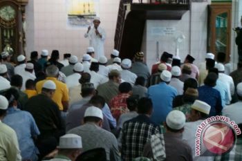 Warga Sampit Shalat Gerhana Meski Hujan Deras 