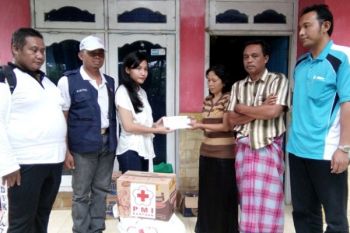 PMI Pati Serahkan Bantuan Ke Keluarga Korban Tenggelam