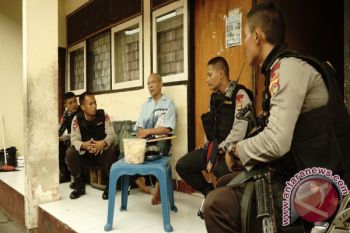 Personel Brimob Kunjungi Penampungan Warga Ahmadiyah