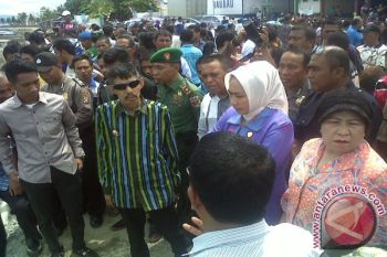 Wali Kota Baubau Serahkan Bantuan Nelayan