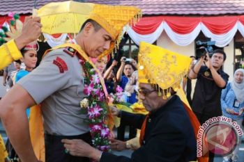 Kapolda Baru Sulteng Disambut Adat